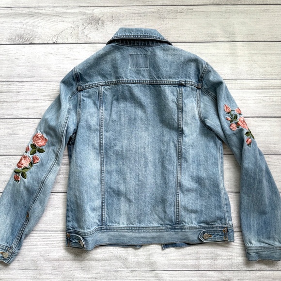 Guess Floral Embroidered Rose Denim Jacket Light Wash Trucker Boho Size Medium - Picture 7 of 11
